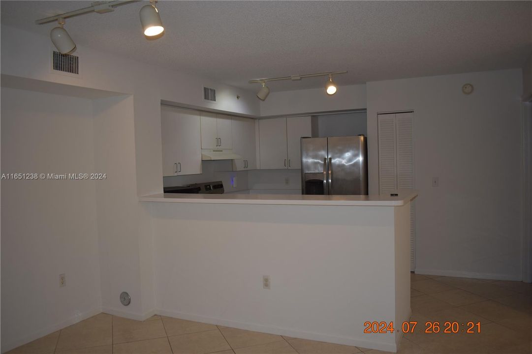 For Sale: $289,500 (2 beds, 2 baths, 967 Square Feet)