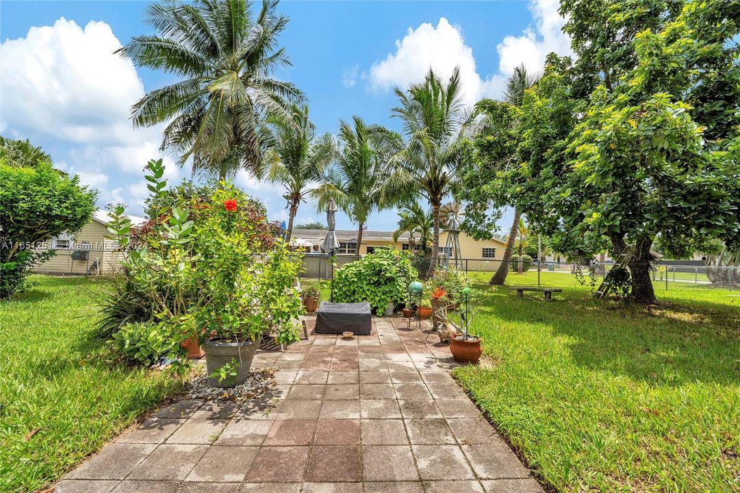 Recently Sold: $639,900 (3 beds, 2 baths, 2122 Square Feet)