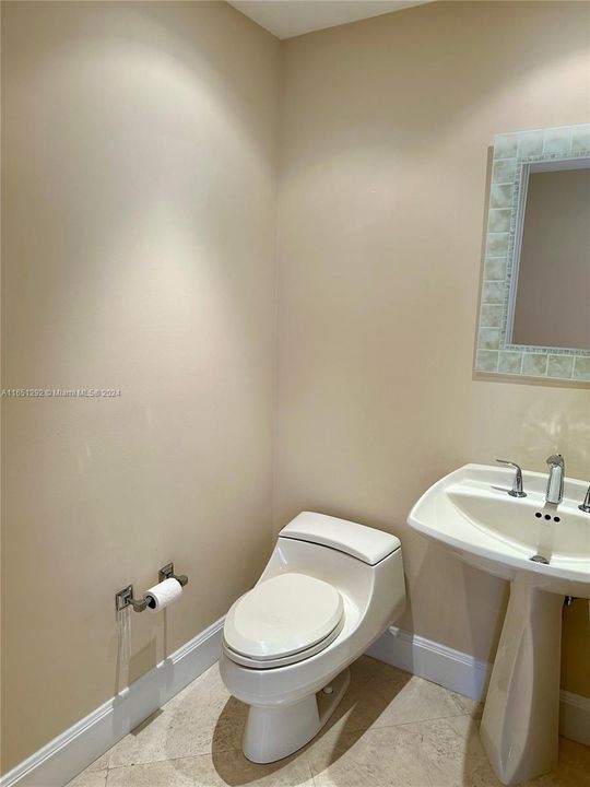 Full Bathroom For Guest Bedroom #1