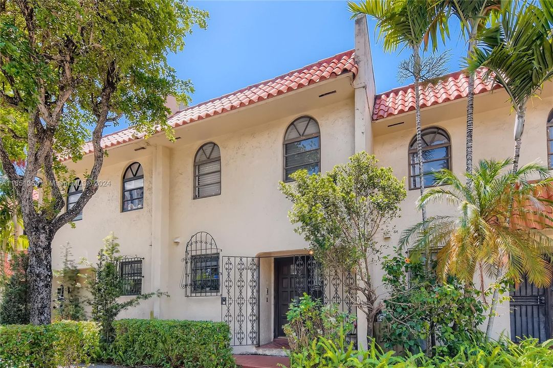 Beautiful townhouse with water views and access to ocean.