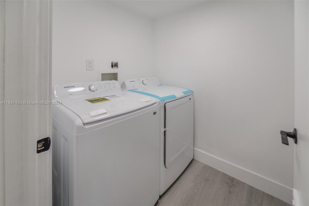 For Sale: $330,000 (2 beds, 2 baths, 1230 Square Feet)