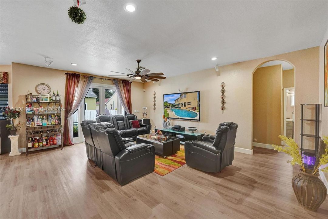 For Sale: $950,000 (5 beds, 3 baths, 3706 Square Feet)