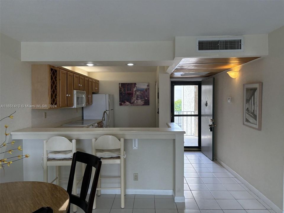 Active With Contract: $2,000 (1 beds, 1 baths, 795 Square Feet)