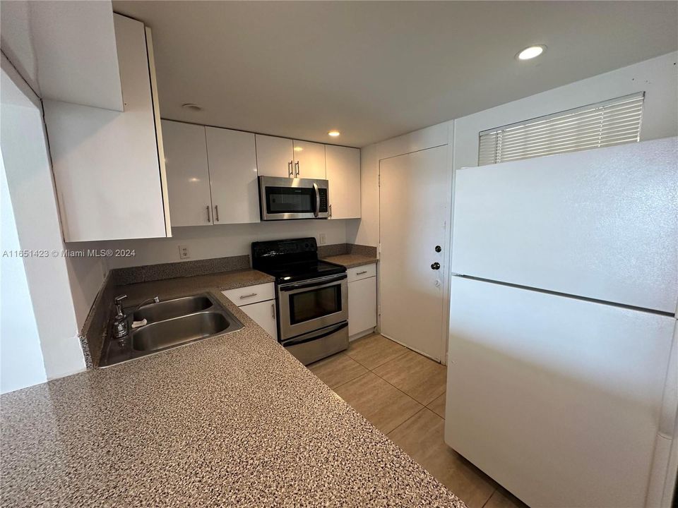 For Sale: $199,000 (2 beds, 2 baths, 1087 Square Feet)