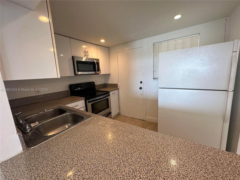 For Sale: $199,000 (2 beds, 2 baths, 1087 Square Feet)