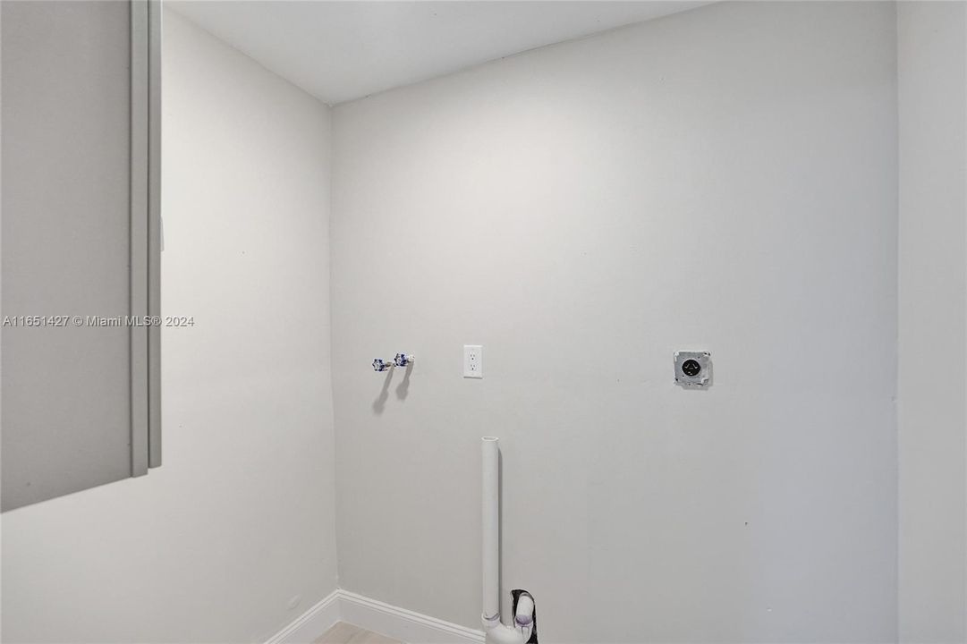 Active With Contract: $3,000 (3 beds, 2 baths, 1664 Square Feet)