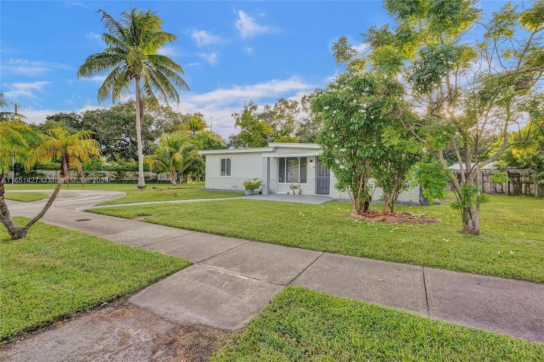 Active With Contract: $3,000 (3 beds, 2 baths, 1664 Square Feet)