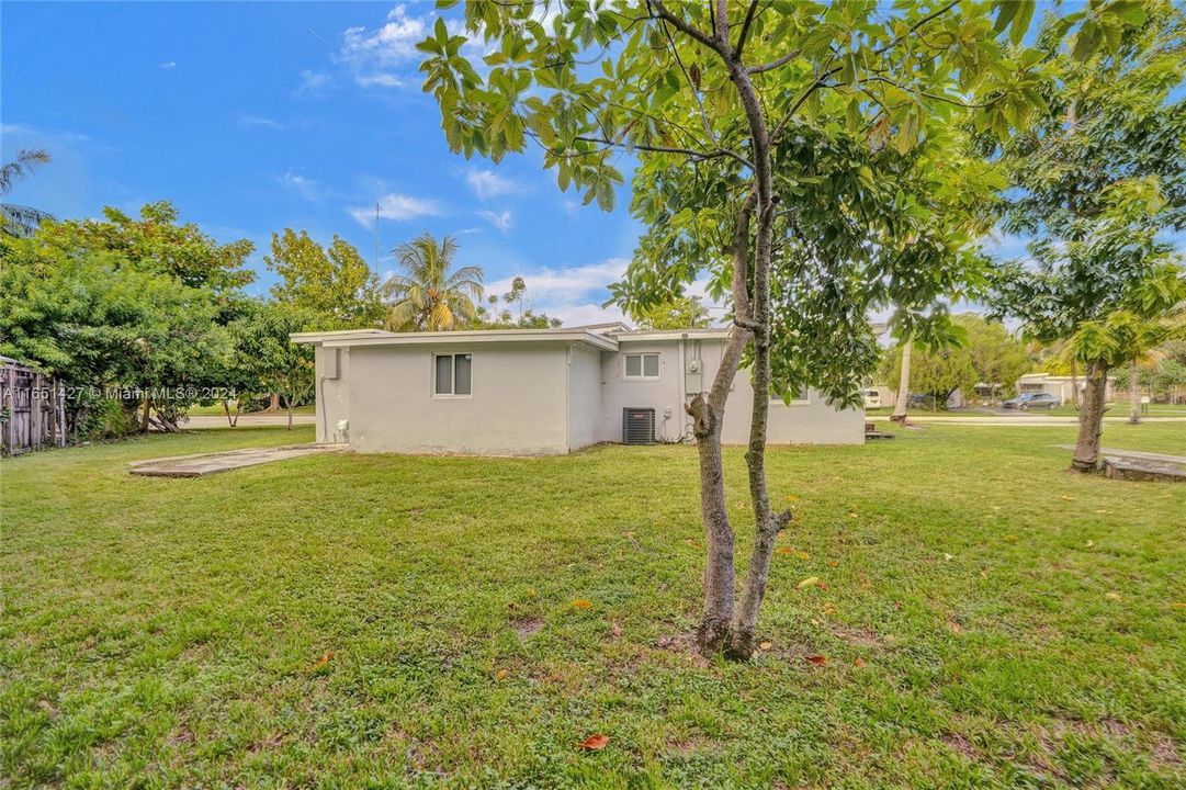 Active With Contract: $3,000 (3 beds, 2 baths, 1664 Square Feet)