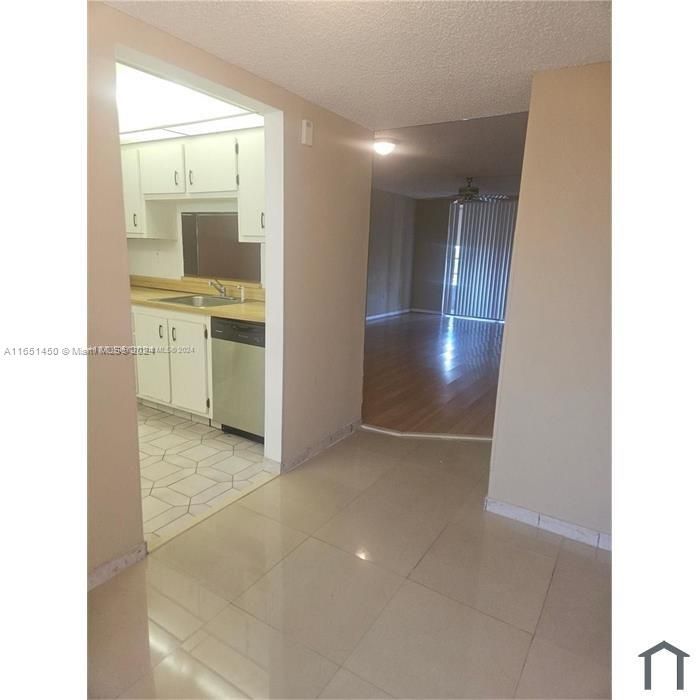 For Rent: $1,848 (1 beds, 1 baths, 830 Square Feet)