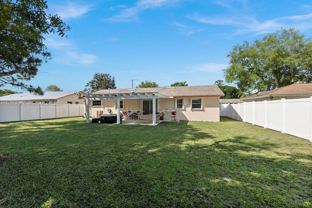 For Sale: $315,000 (3 beds, 2 baths, 1096 Square Feet)