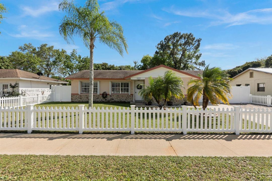 For Sale: $315,000 (3 beds, 2 baths, 1096 Square Feet)