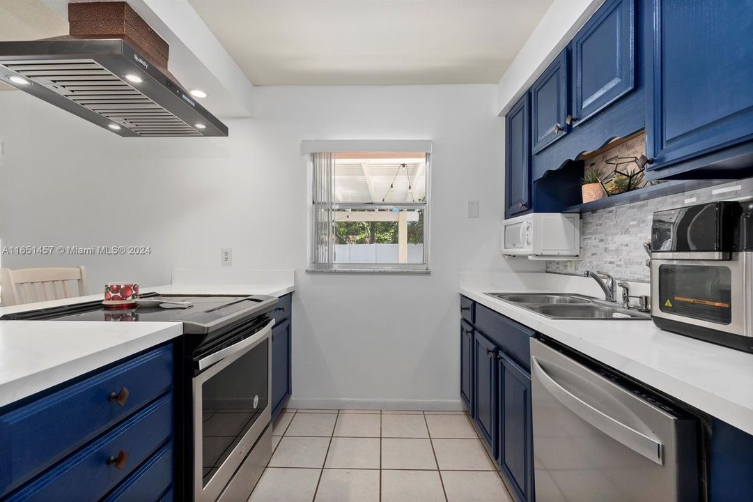 For Sale: $315,000 (3 beds, 2 baths, 1096 Square Feet)