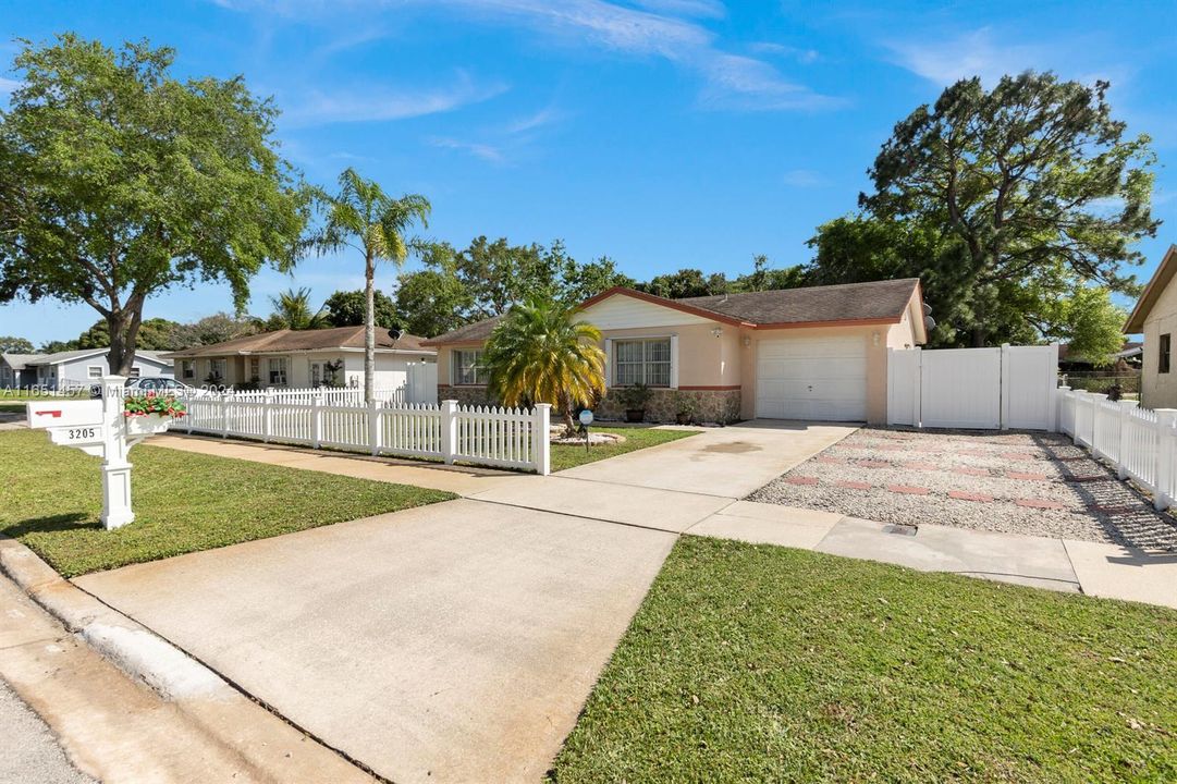 For Sale: $315,000 (3 beds, 2 baths, 1096 Square Feet)