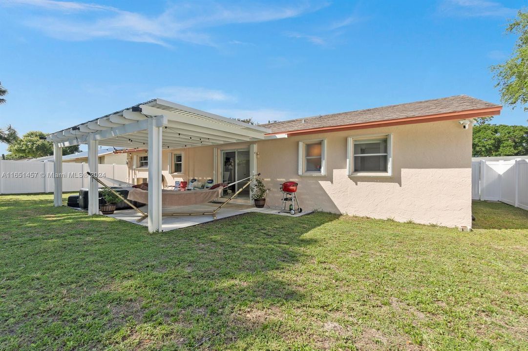 For Sale: $315,000 (3 beds, 2 baths, 1096 Square Feet)