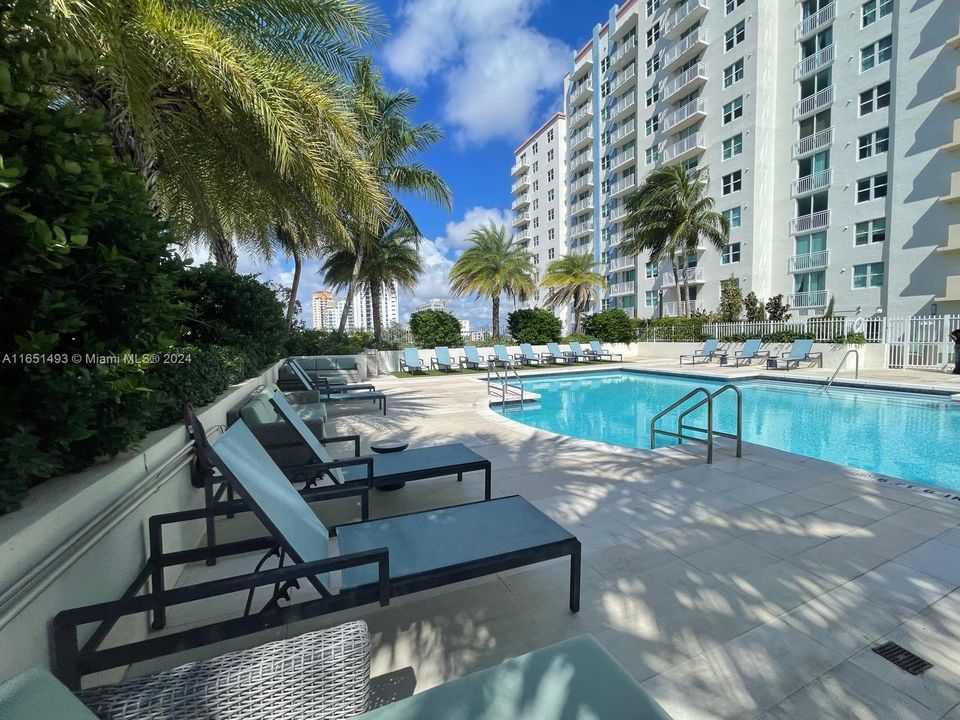 Active With Contract: $3,300 (2 beds, 2 baths, 1235 Square Feet)