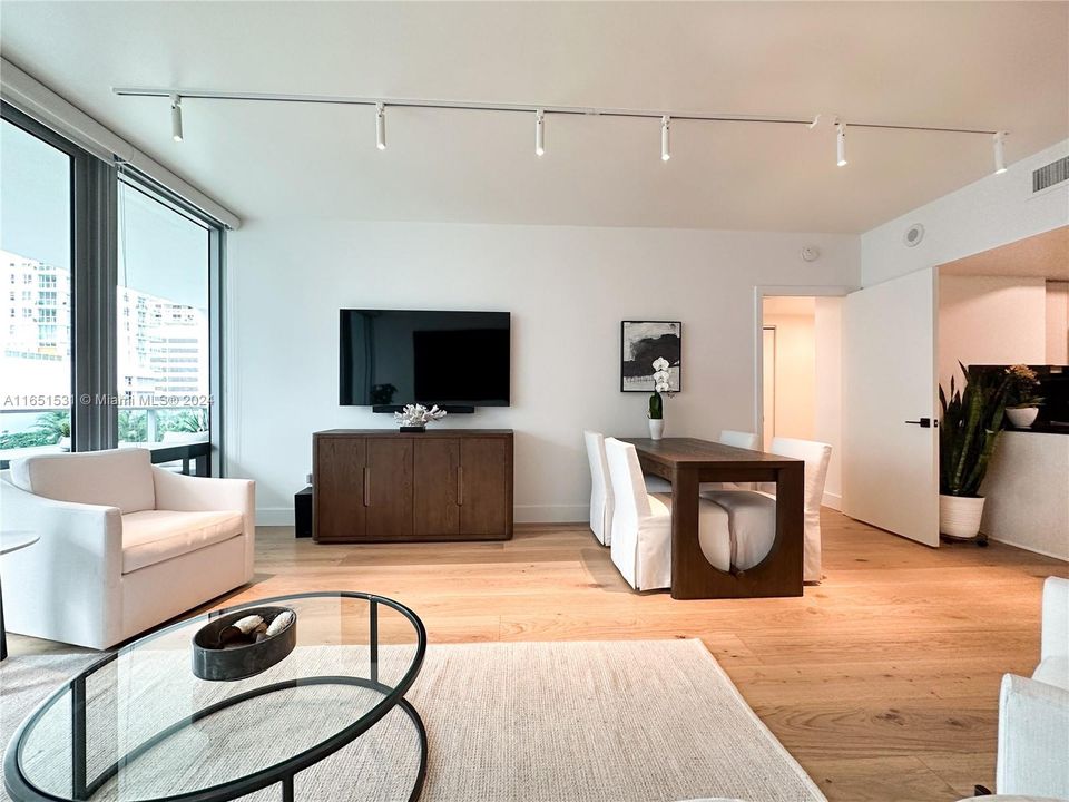 For Sale: $799,000 (1 beds, 1 baths, 895 Square Feet)