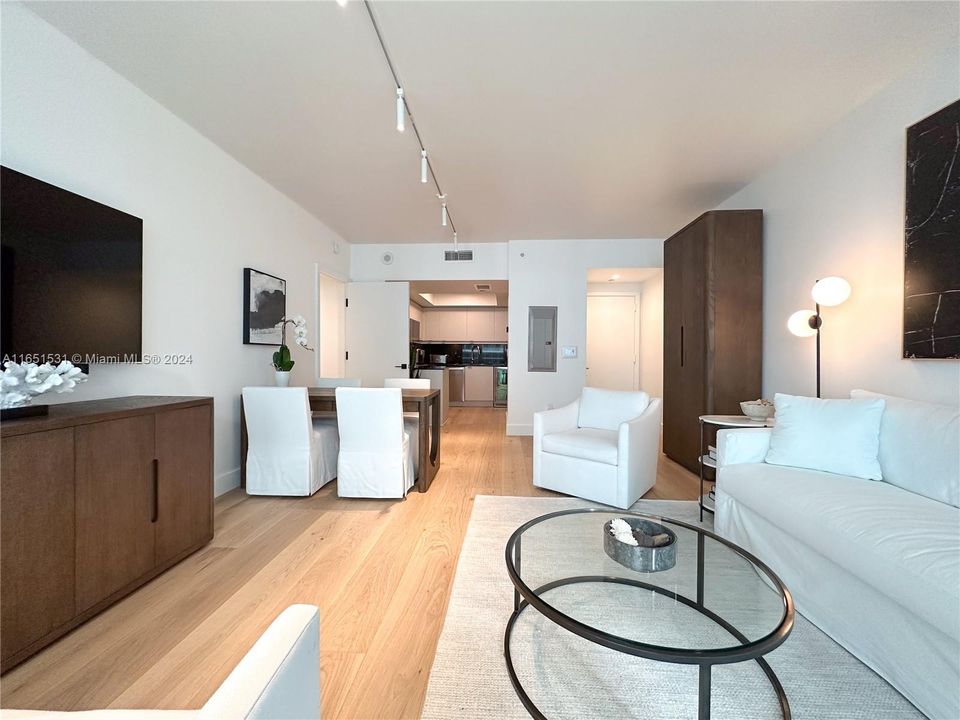 For Sale: $799,000 (1 beds, 1 baths, 895 Square Feet)