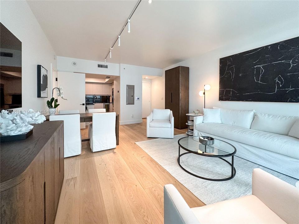 For Sale: $799,000 (1 beds, 1 baths, 895 Square Feet)