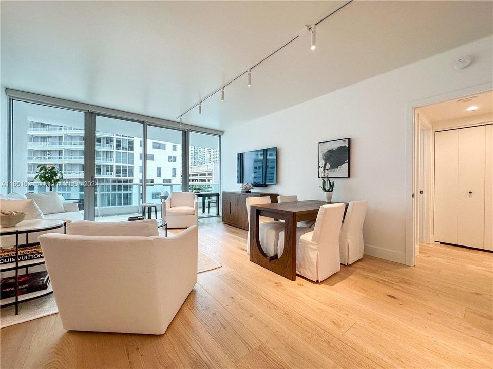 For Sale: $799,000 (1 beds, 1 baths, 895 Square Feet)