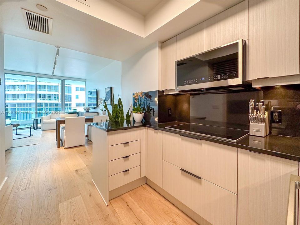 For Sale: $799,000 (1 beds, 1 baths, 895 Square Feet)