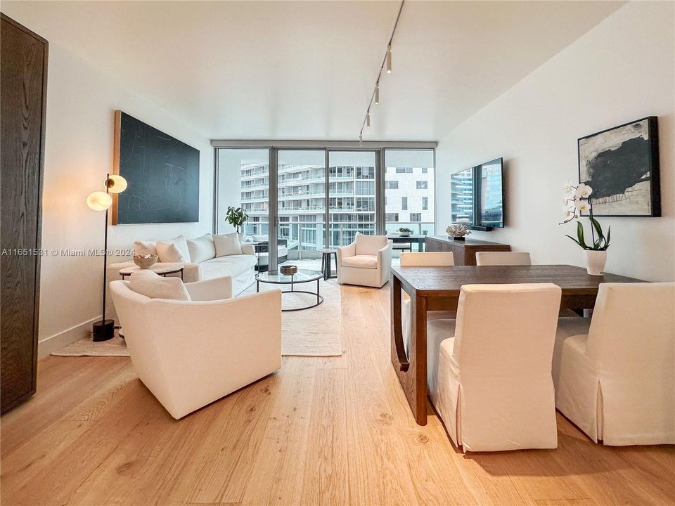 For Sale: $799,000 (1 beds, 1 baths, 895 Square Feet)