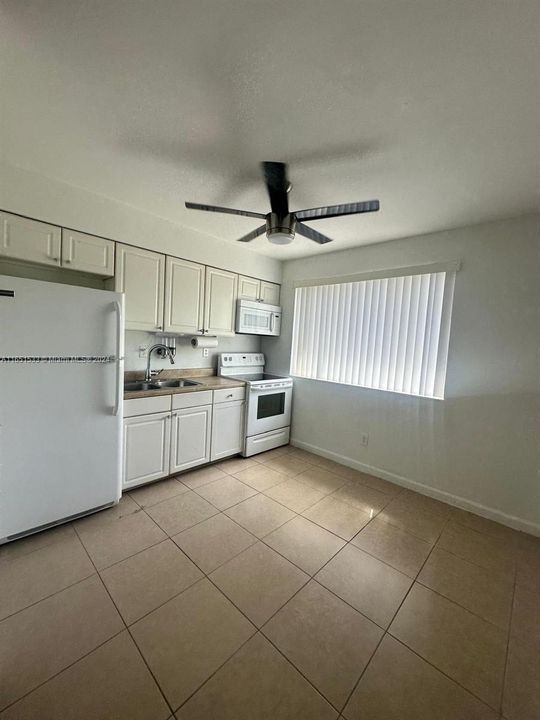 Recently Rented: $1,600 (4 beds, 2 baths, 1904 Square Feet)