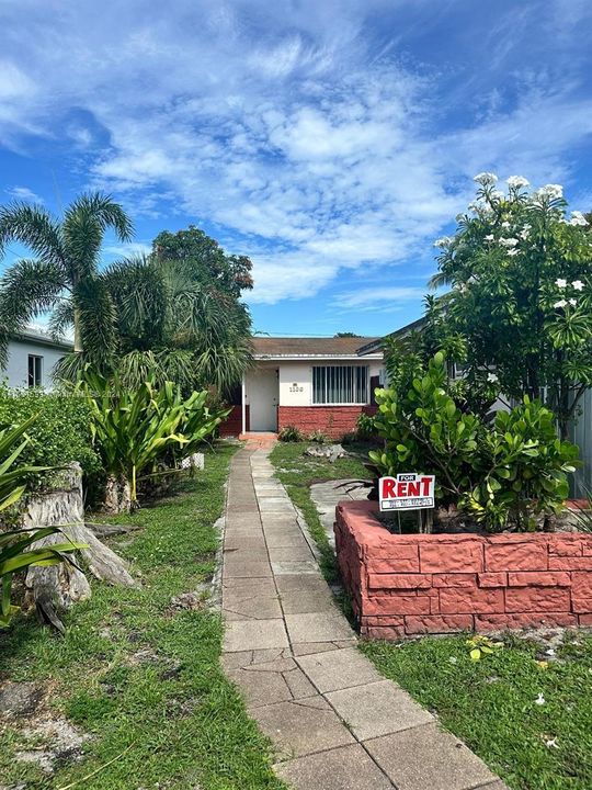 Recently Rented: $1,600 (4 beds, 2 baths, 1904 Square Feet)