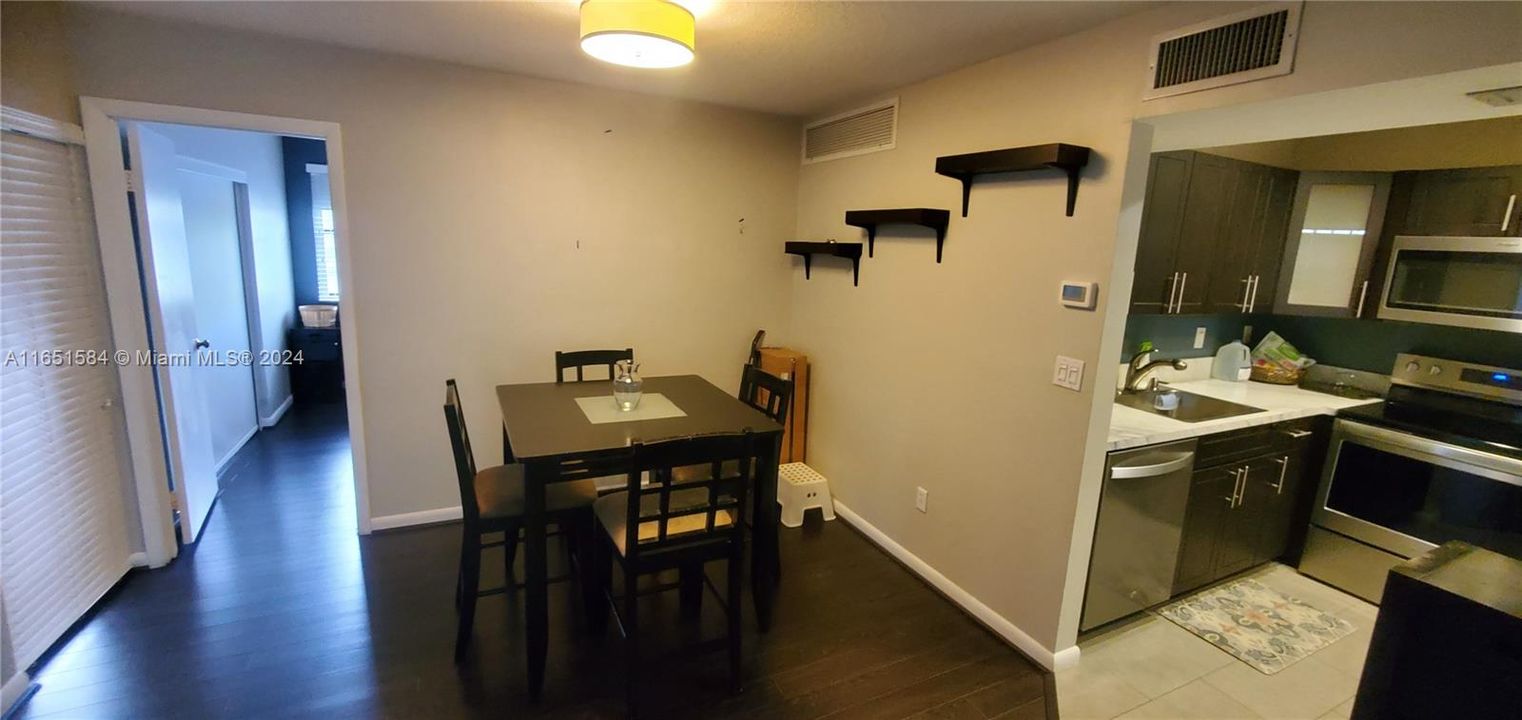 For Rent: $2,395 (2 beds, 2 baths, 940 Square Feet)