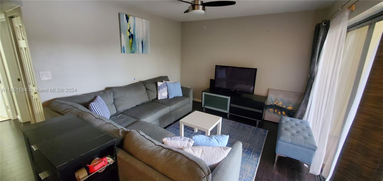 For Rent: $2,395 (2 beds, 2 baths, 940 Square Feet)