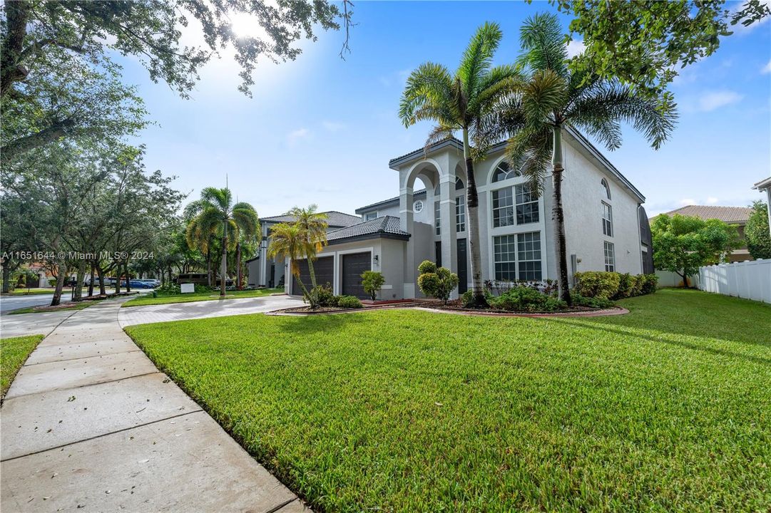 For Sale: $950,000 (4 beds, 3 baths, 3579 Square Feet)