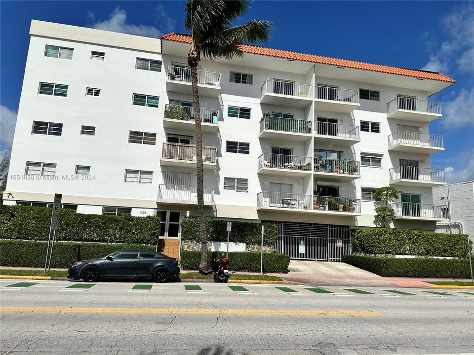 Active With Contract: $290,000 (1 beds, 1 baths, 696 Square Feet)