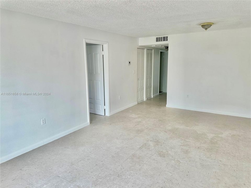 Active With Contract: $290,000 (1 beds, 1 baths, 696 Square Feet)