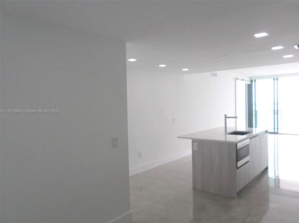 Active With Contract: $5,450 (1 beds, 1 baths, 959 Square Feet)