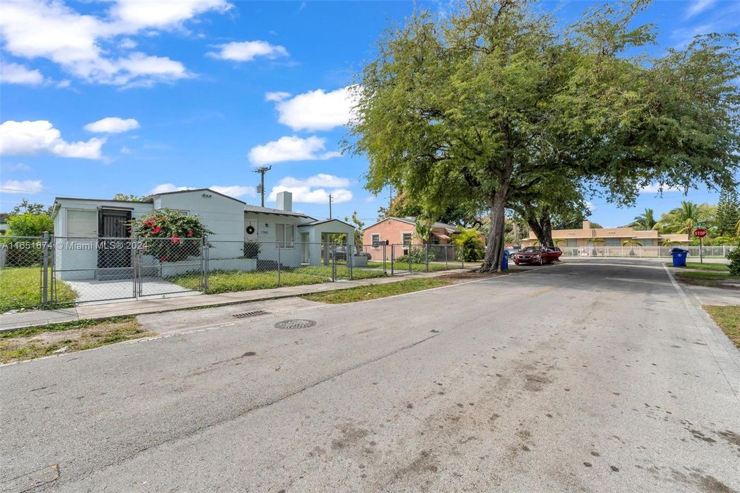 Active With Contract: $3,100 (3 beds, 2 baths, 1040 Square Feet)