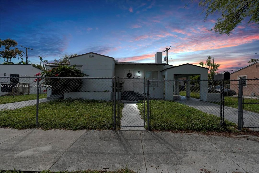 Active With Contract: $3,100 (3 beds, 2 baths, 1040 Square Feet)