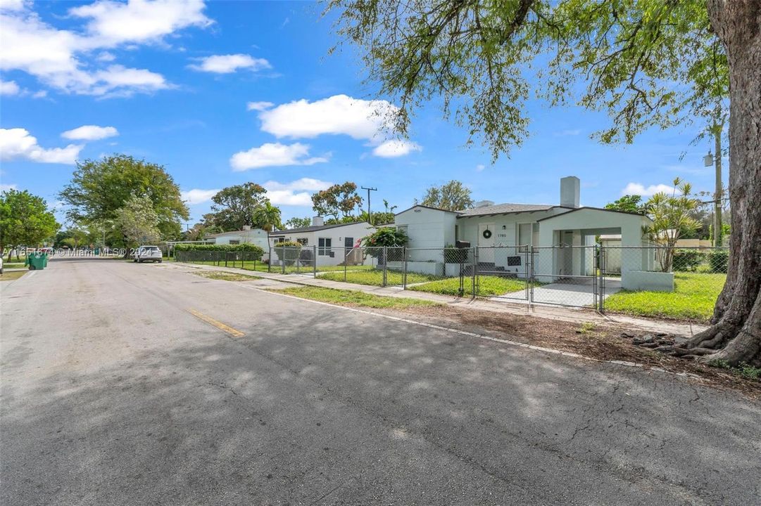 Active With Contract: $3,100 (3 beds, 2 baths, 1040 Square Feet)