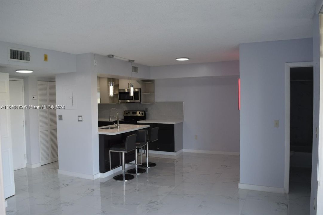 Active With Contract: $2,400 (2 beds, 2 baths, 910 Square Feet)