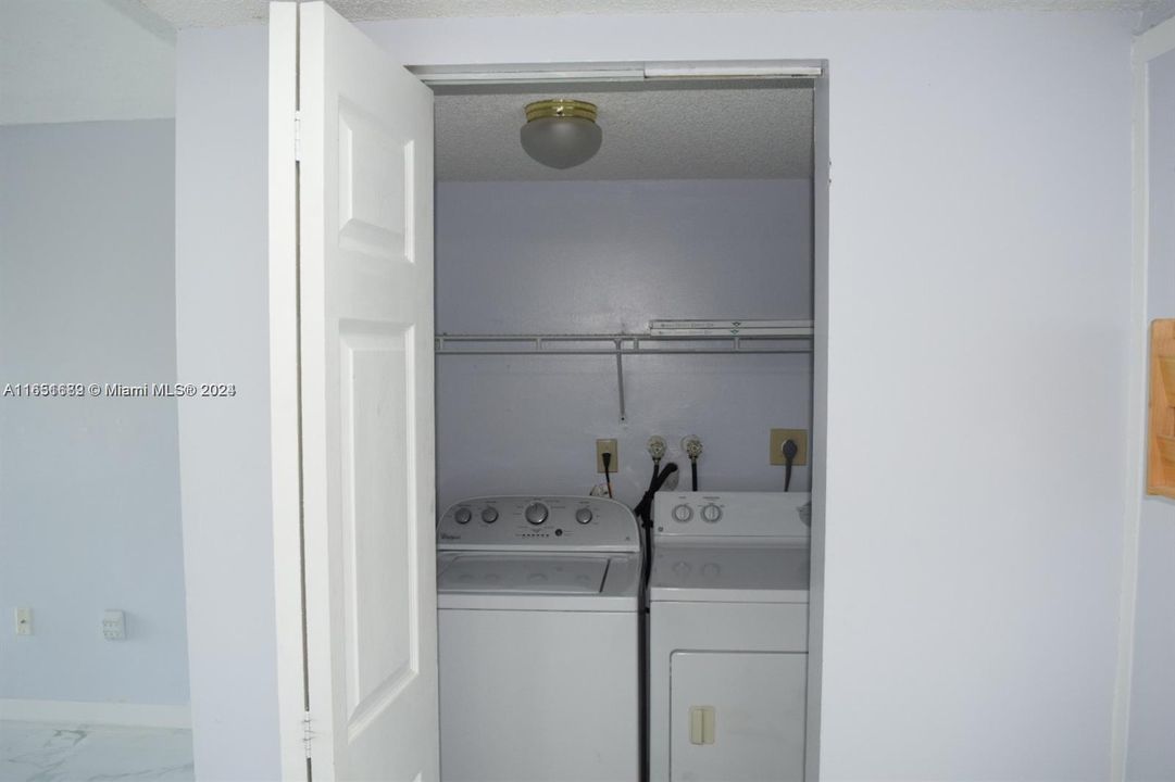 Active With Contract: $2,400 (2 beds, 2 baths, 910 Square Feet)