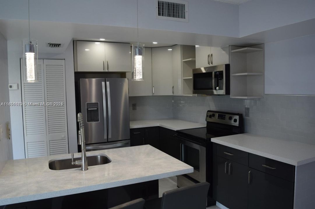 Active With Contract: $2,400 (2 beds, 2 baths, 910 Square Feet)