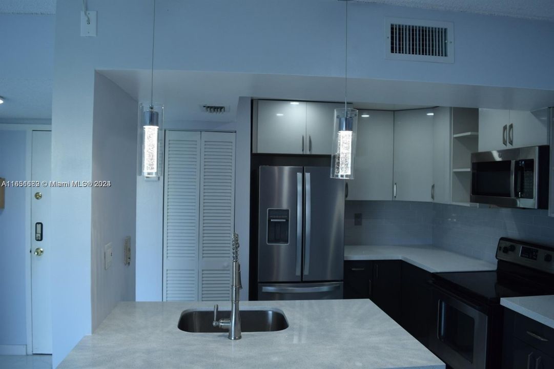 Active With Contract: $2,400 (2 beds, 2 baths, 910 Square Feet)