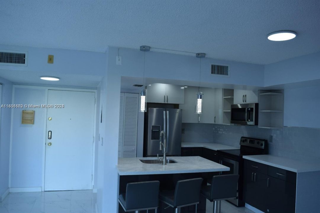 Active With Contract: $2,400 (2 beds, 2 baths, 910 Square Feet)