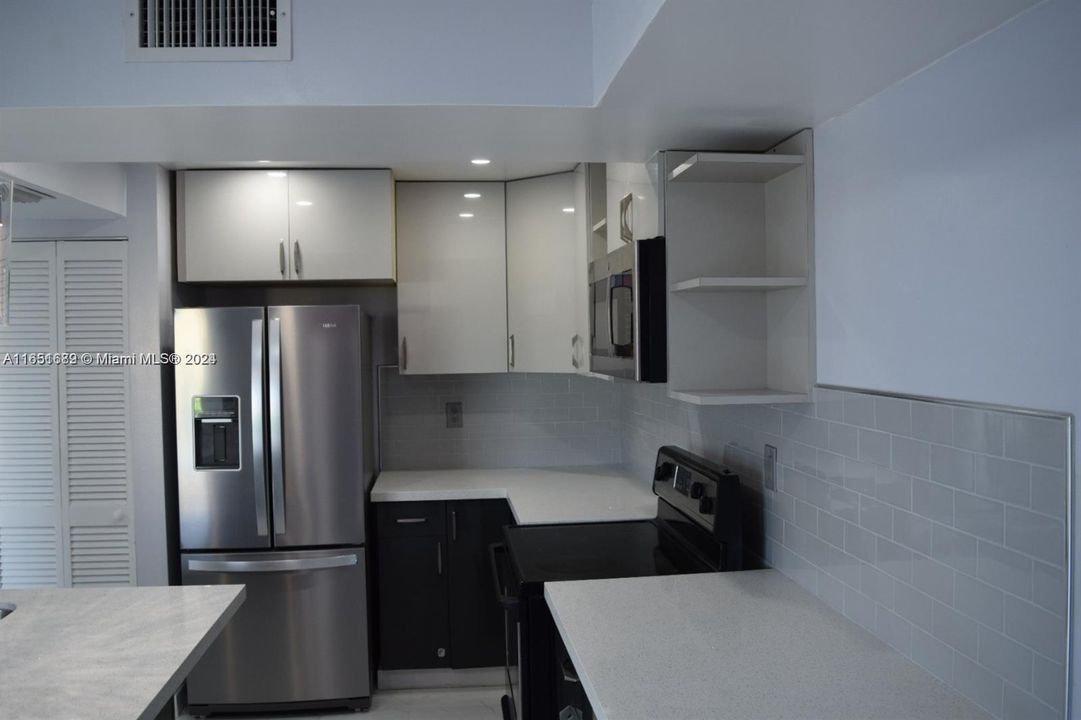 Active With Contract: $2,400 (2 beds, 2 baths, 910 Square Feet)