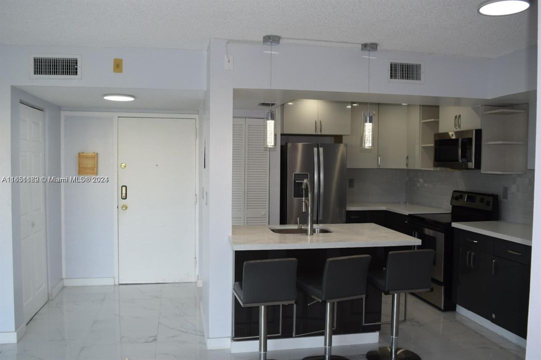 Active With Contract: $2,400 (2 beds, 2 baths, 910 Square Feet)