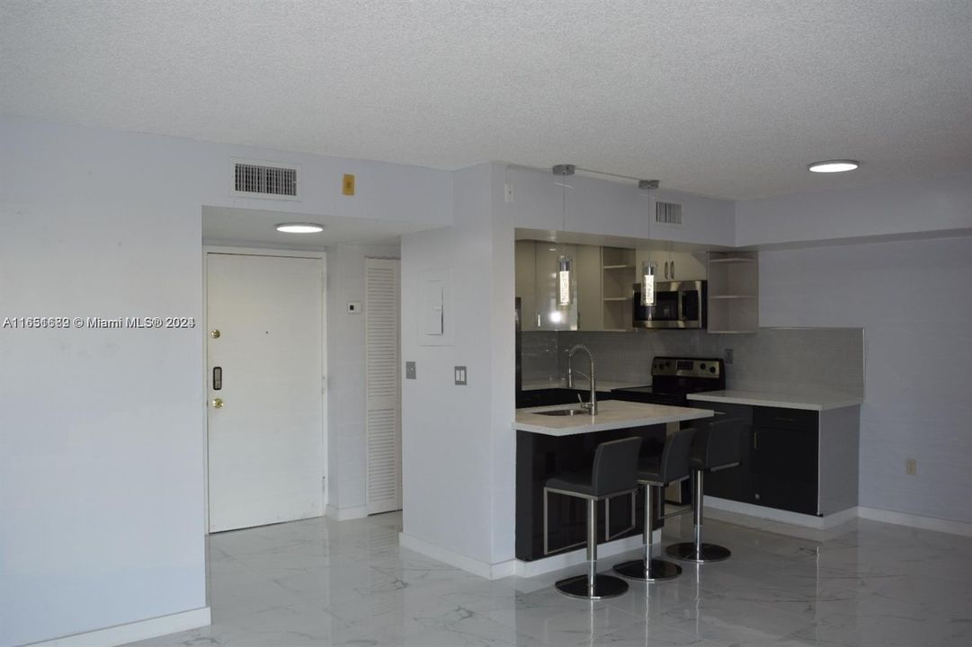 Active With Contract: $2,400 (2 beds, 2 baths, 910 Square Feet)