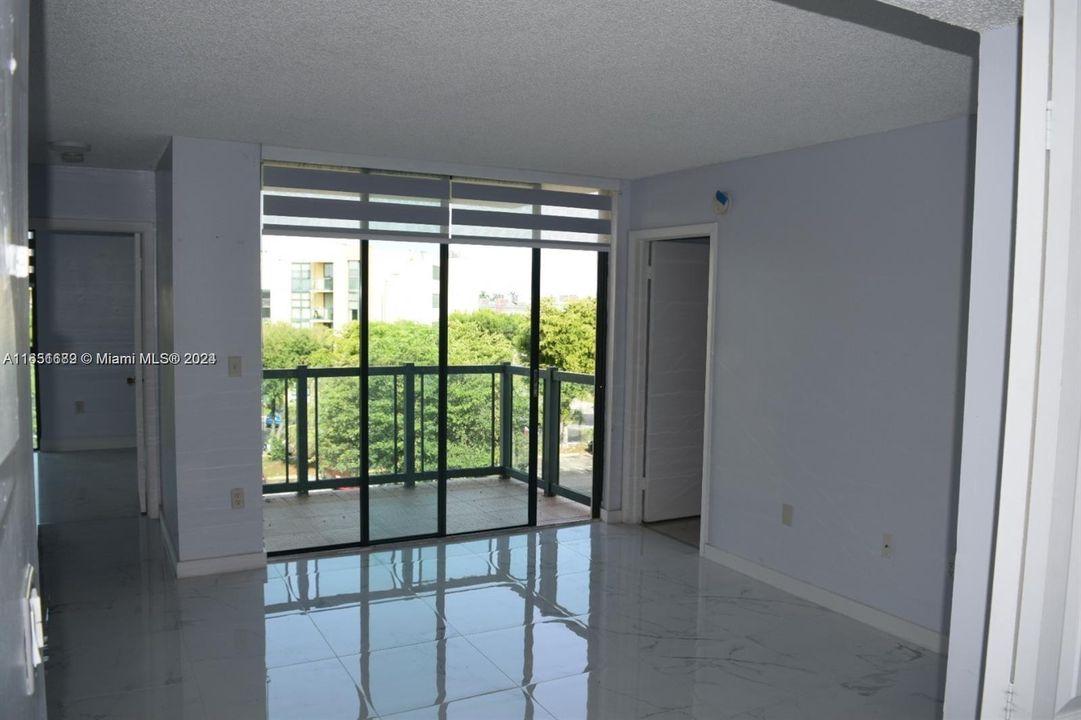 Active With Contract: $2,400 (2 beds, 2 baths, 910 Square Feet)