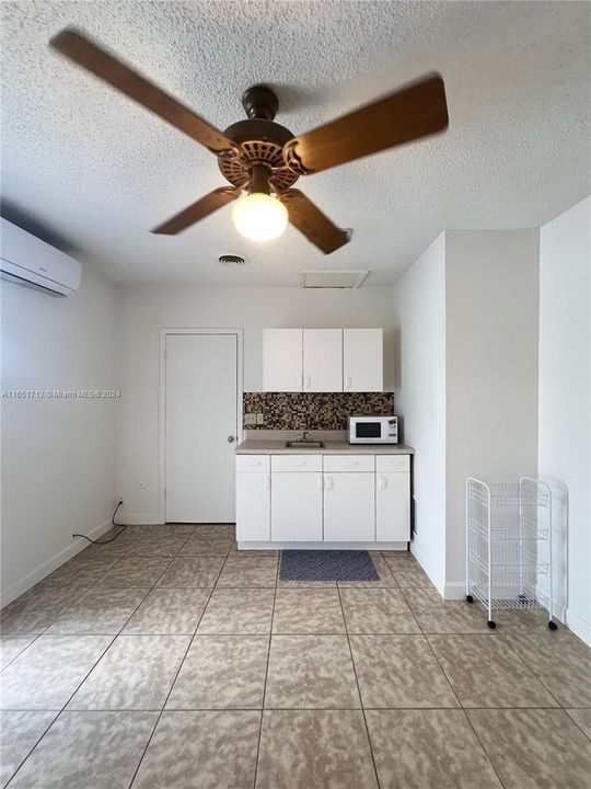 For Rent: $1,300 (0 beds, 1 baths, 300 Square Feet)