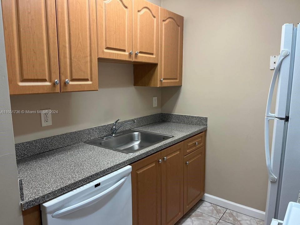 Active With Contract: $1,600 (1 beds, 1 baths, 840 Square Feet)