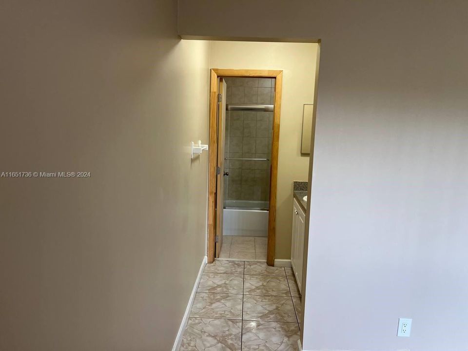 Active With Contract: $1,600 (1 beds, 1 baths, 840 Square Feet)