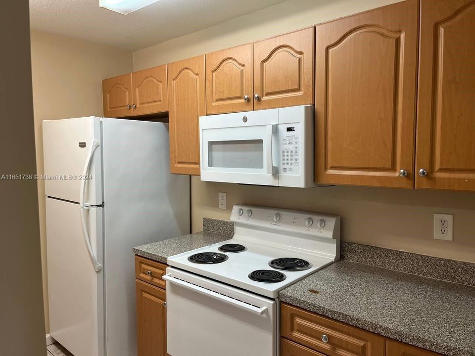 Active With Contract: $1,600 (1 beds, 1 baths, 840 Square Feet)