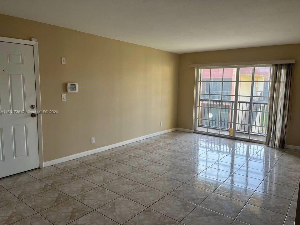 Active With Contract: $1,600 (1 beds, 1 baths, 840 Square Feet)